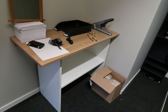 Bord/reol samt brochureholder