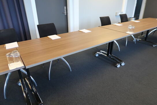 3 stk. klapborde med 8 stk. mødestole HÅG H05 Visit