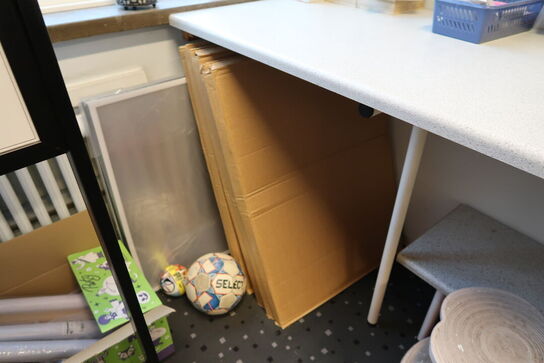 Skilt, gavepapir, vaser m.m.