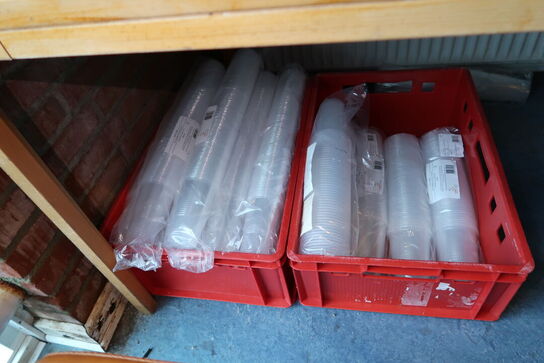 Stol, barstol, bord med div. Engangsglas, ølkander m.m.