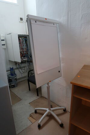 Whiteboard på stativ samt reol