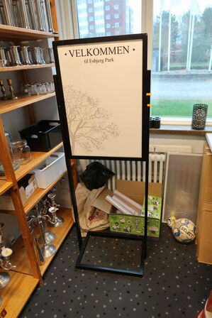 Skilt, gavepapir, vaser m.m.