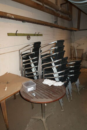 9 stk caféborde samt 20 stk. stabelstole