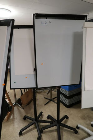 2 stk. whiteboards på stativer