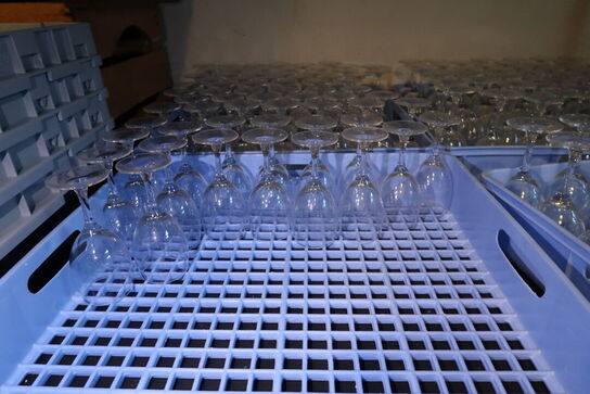 Opbevaringsvogn, div. Opvaskebakker med div. Glas, bord, bænk m.m.