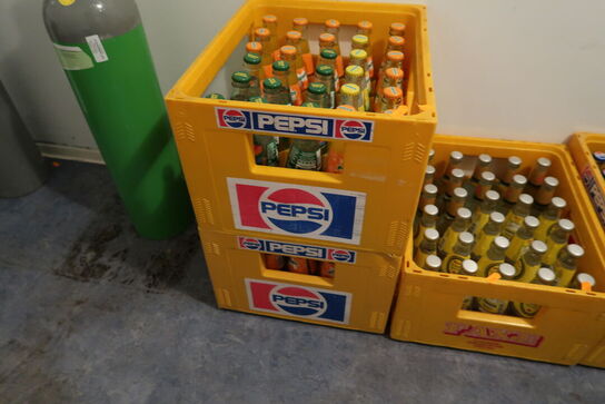 4 kasser sodavand PEPSI, FAXE KONDI m.fl.
