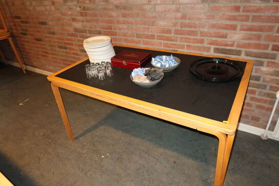 3 stk. skraldespande VIPP m.fl. Samt bord med indhold, 2 stk. stikvogne