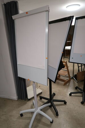 2 stk. whiteboards på stativer