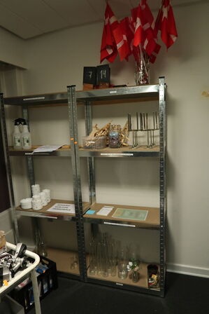 2 stk. stativer BERENDSEN samt div. Lagerreoler med indhold