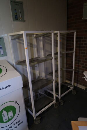 3 stk. skraldespande VIPP m.fl. Samt bord med indhold, 2 stk. stikvogne