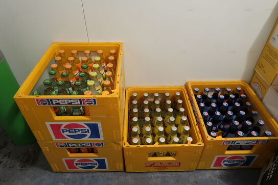 4 kasser sodavand PEPSI, FAXE KONDI m.fl.