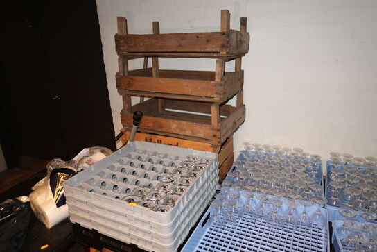 Opbevaringsvogn, div. Opvaskebakker med div. Glas, bord, bænk m.m.