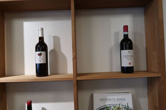 Div. Vinflasker samt bøger m.m.