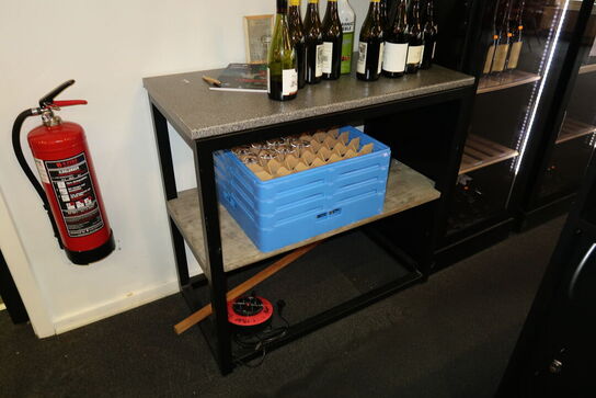 Bord med opvaskebakke til glas samt kabeltromle (vinflasker er åbne)
