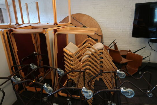 7 stk. stole samt 17 stk. borde MAGNUS OLESEN