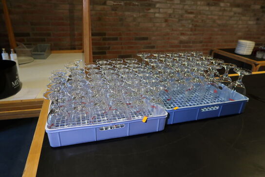 2 stk. opvaskebakker med div. Ølglas