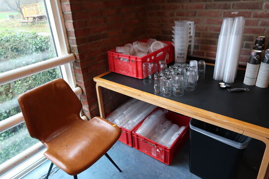 Stol, barstol, bord med div. Engangsglas, ølkander m.m.