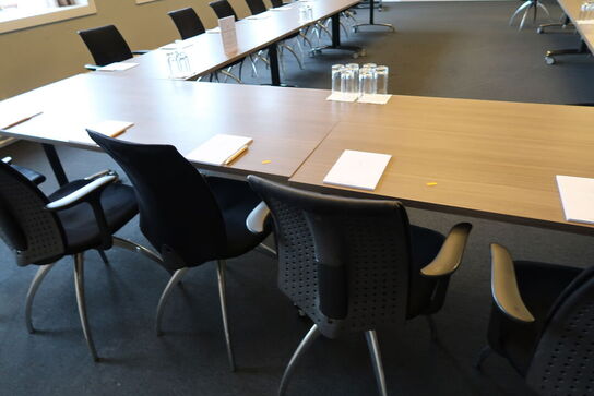 2 stk. foldeborde med 6 stk. mødestole HÅG H05 Visit (3 med armlæn, 3 uden)