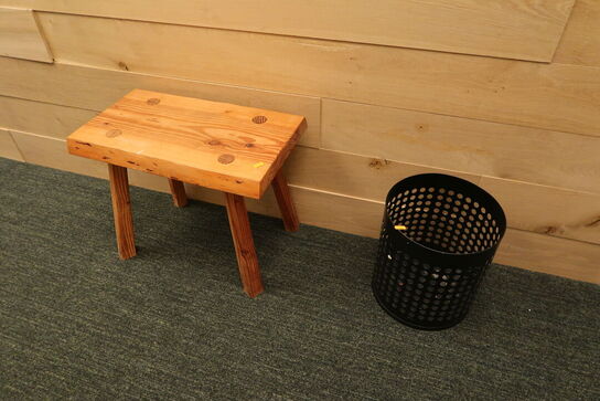 Skammel samt papirkurv