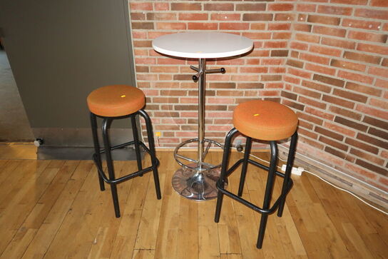Barbord med 2 stk. barstole