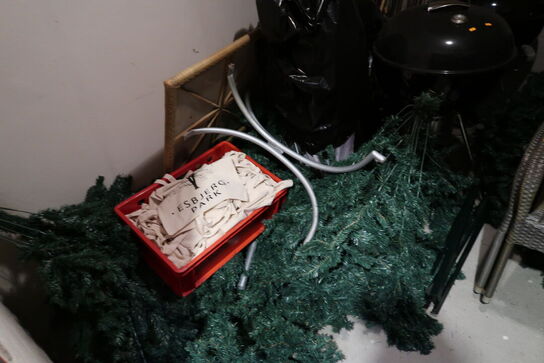 Div. Julepynt, grillstarter, havestole (grill weber medfølger ikke)