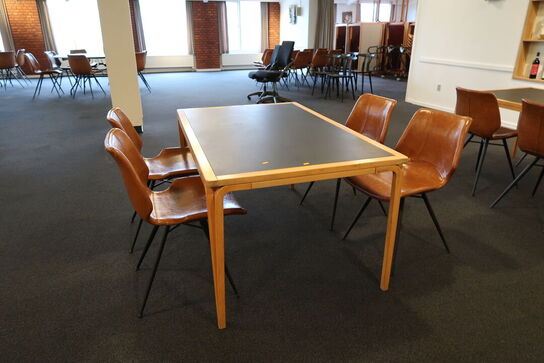 Bord MAGNUS OLESEN med 4 stk. spisebordsstole