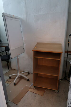 Whiteboard på stativ samt reol