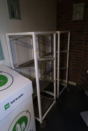 3 stk. skraldespande VIPP m.fl. Samt bord med indhold, 2 stk. stikvogne