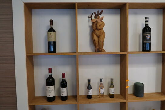 Div. Vinflasker samt skulptur m.m.