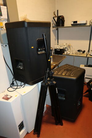 2 stk. højtalere RCF Event 3000 med stativer