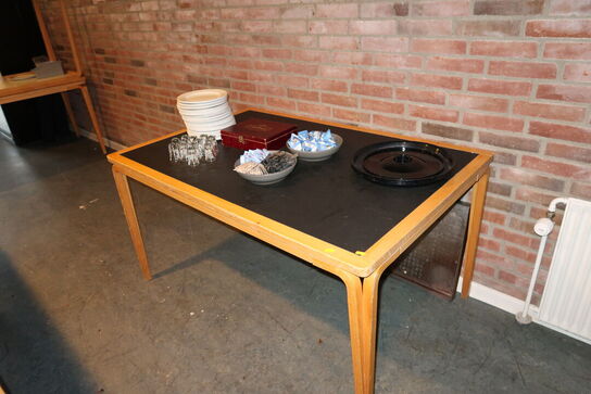 3 stk. skraldespande VIPP m.fl. Samt bord med indhold, 2 stk. stikvogne