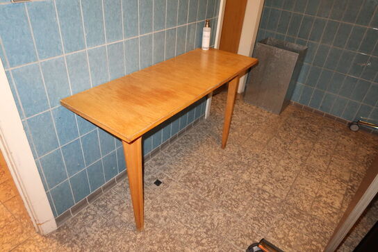 2 stk. bænke samt bord