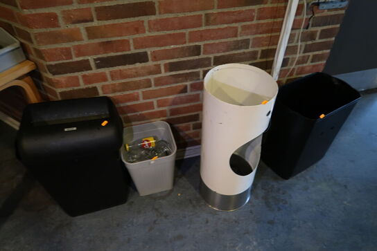 3 stk. skraldespande VIPP m.fl. Samt bord med indhold, 2 stk. stikvogne