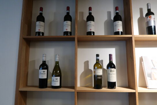 Div. Vinflasker samt bøger m.m.