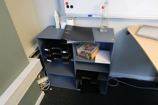 Reol, 2 stk. whiteboards samt sidebord