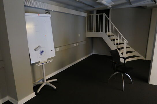 Skab, whiteboard på stativ samt 3 stk. mødestole HÅG H05 Visit