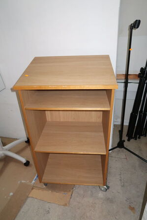 Whiteboard på stativ samt reol