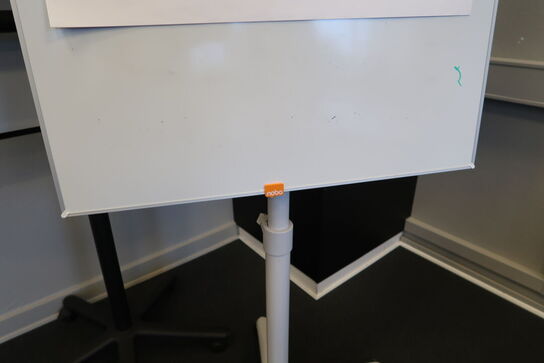 2 stk. whiteboards på stativer