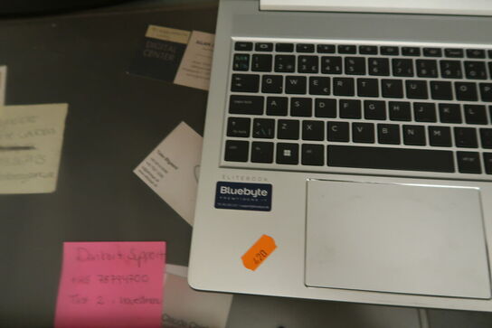 Bærbarcomputer HP ELITEBOOK med computerskærm, tastatur og mus