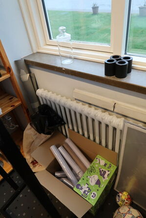 Skilt, gavepapir, vaser m.m.