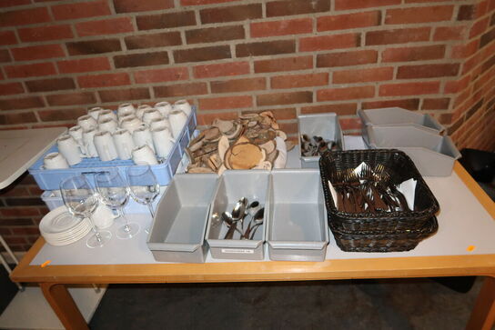 3 stk. skraldespande VIPP m.fl. Samt bord med indhold, 2 stk. stikvogne