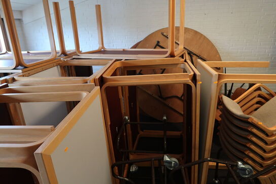 7 stk. stole samt 17 stk. borde MAGNUS OLESEN