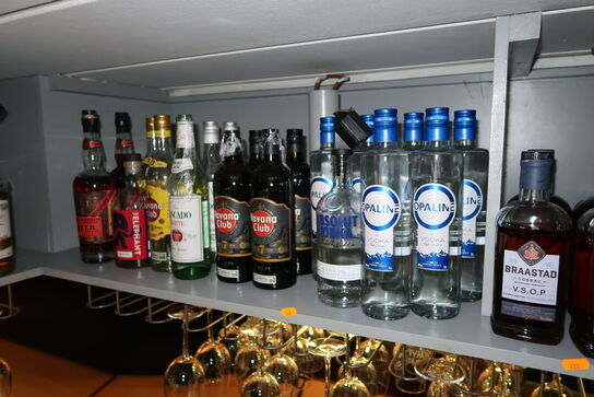 Ca. 50 flasker spiritus (nogle kan være åbne)