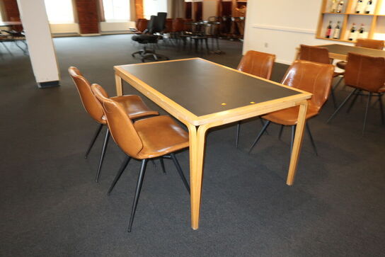 Bord MAGNUS OLESEN med 4 stk. spisebordsstole