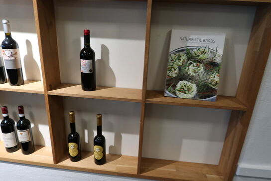 Div. Vinflasker samt bøger m.m.