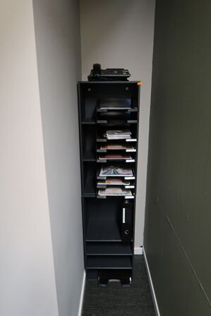 Bord/reol samt brochureholder