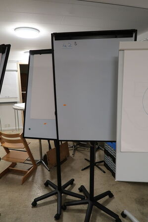2 stk. whiteboards på stativer