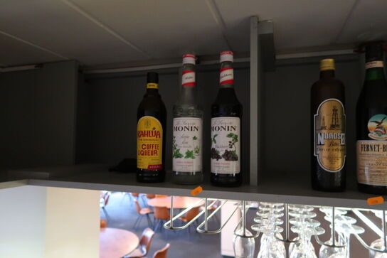 Ca. 50 flasker spiritus (nogle kan være åbne)