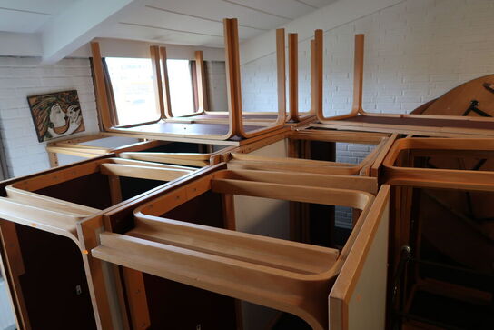 7 stk. stole samt 17 stk. borde MAGNUS OLESEN