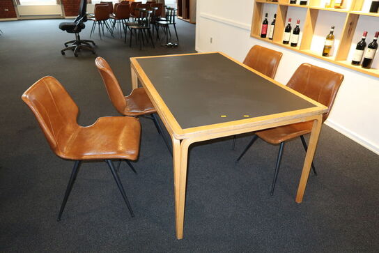 Bord MAGNUS OLESEN med 4 stk. spisebordsstole